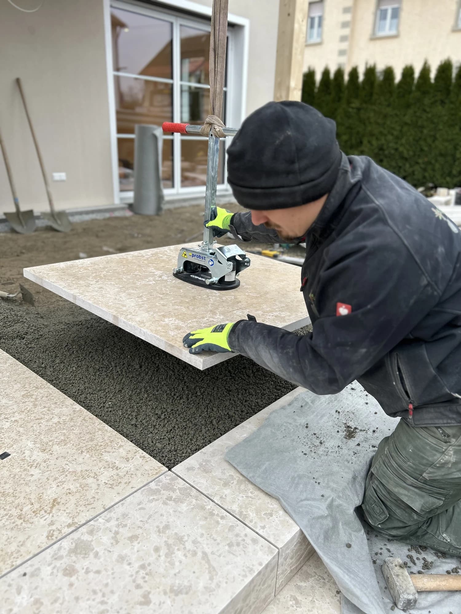 Plattenverlegung mit Vakuumheber im Allgäu
