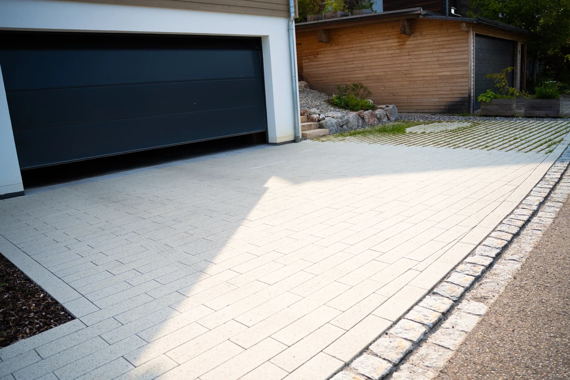 Einfahrt mit Garage