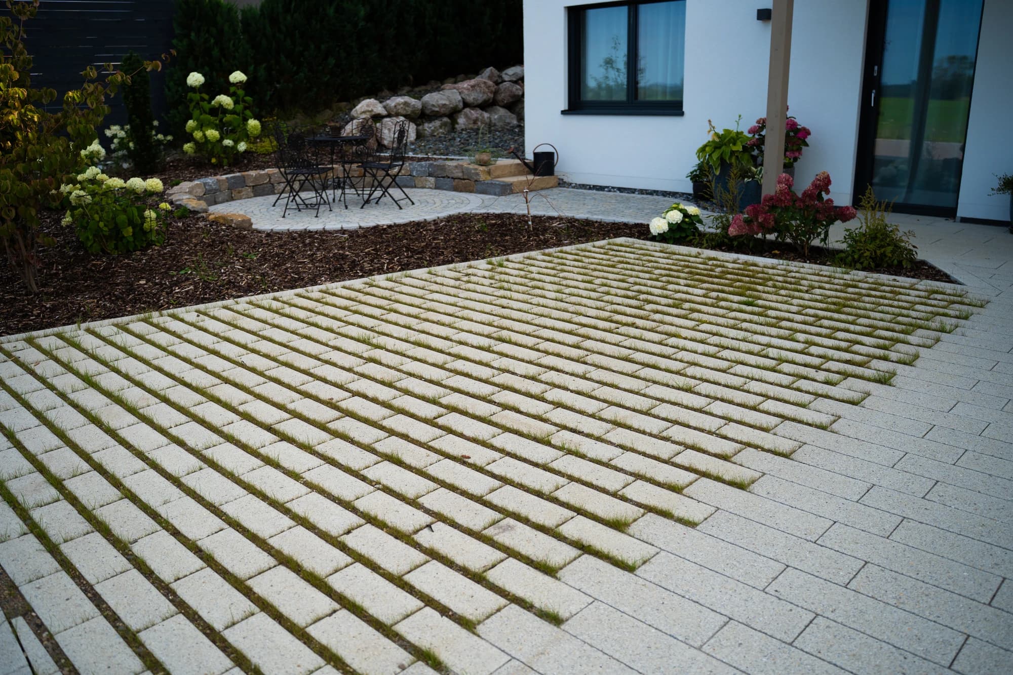 Holzdeck mit Gartenblick