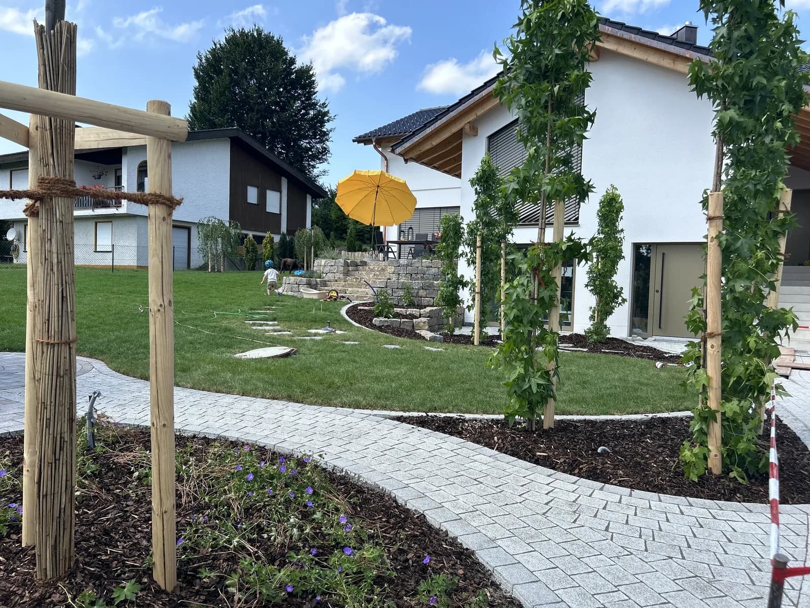 Neugestalteter Garten mit Bepflanzung und Wegen