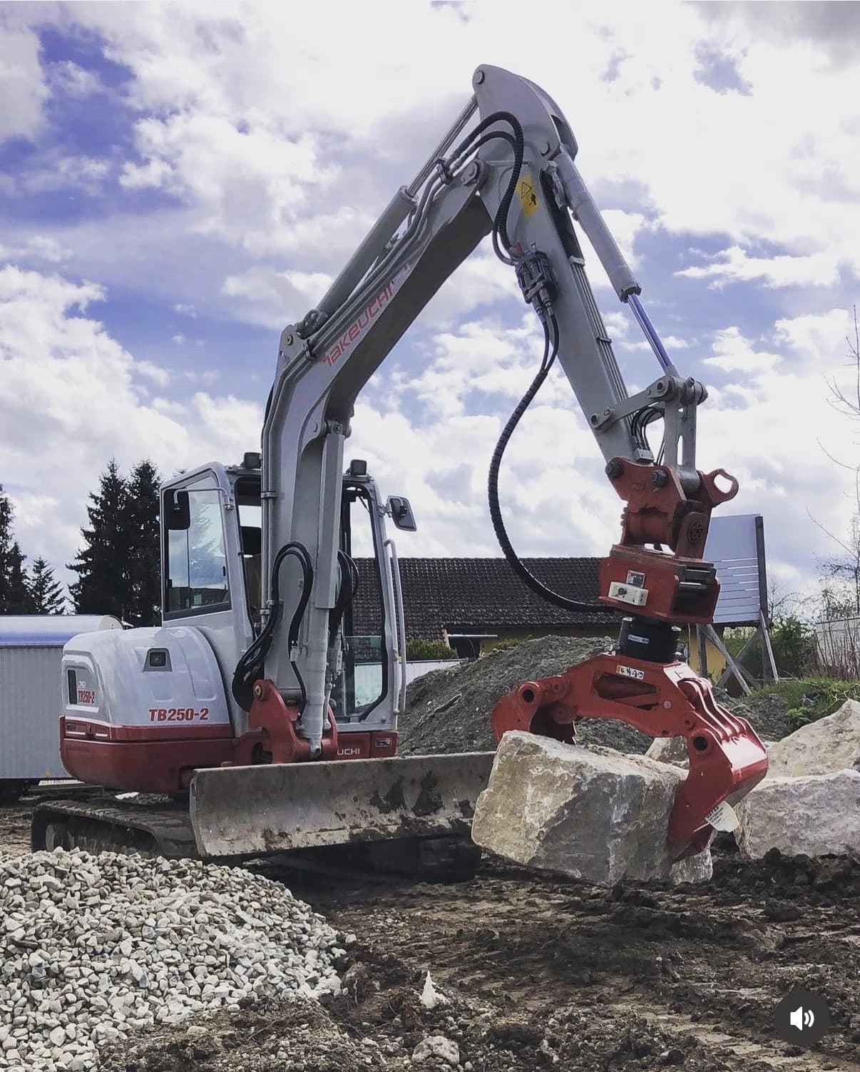 Bagger mit Greifer auf der Baustelle